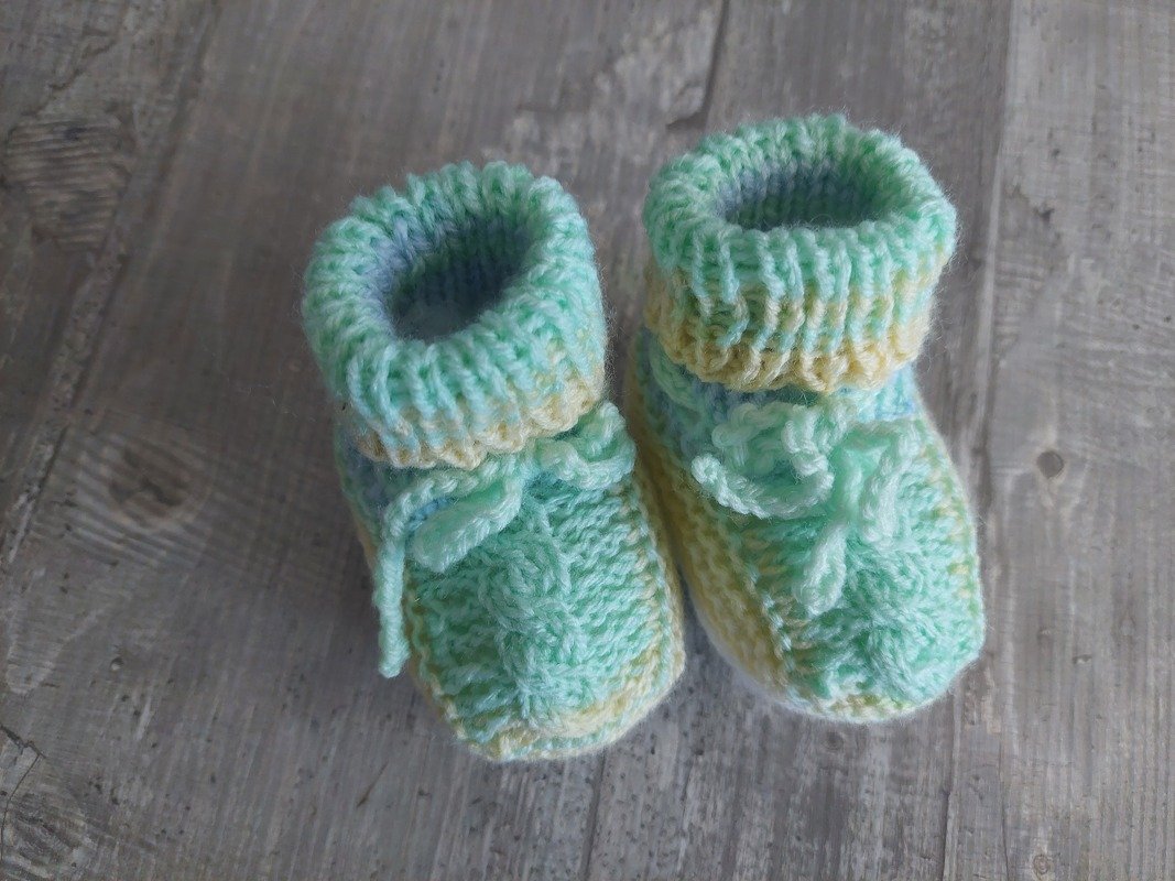 Strickanleitung Babyschuhe mit einem kleinen Zopf in der Mitte!
