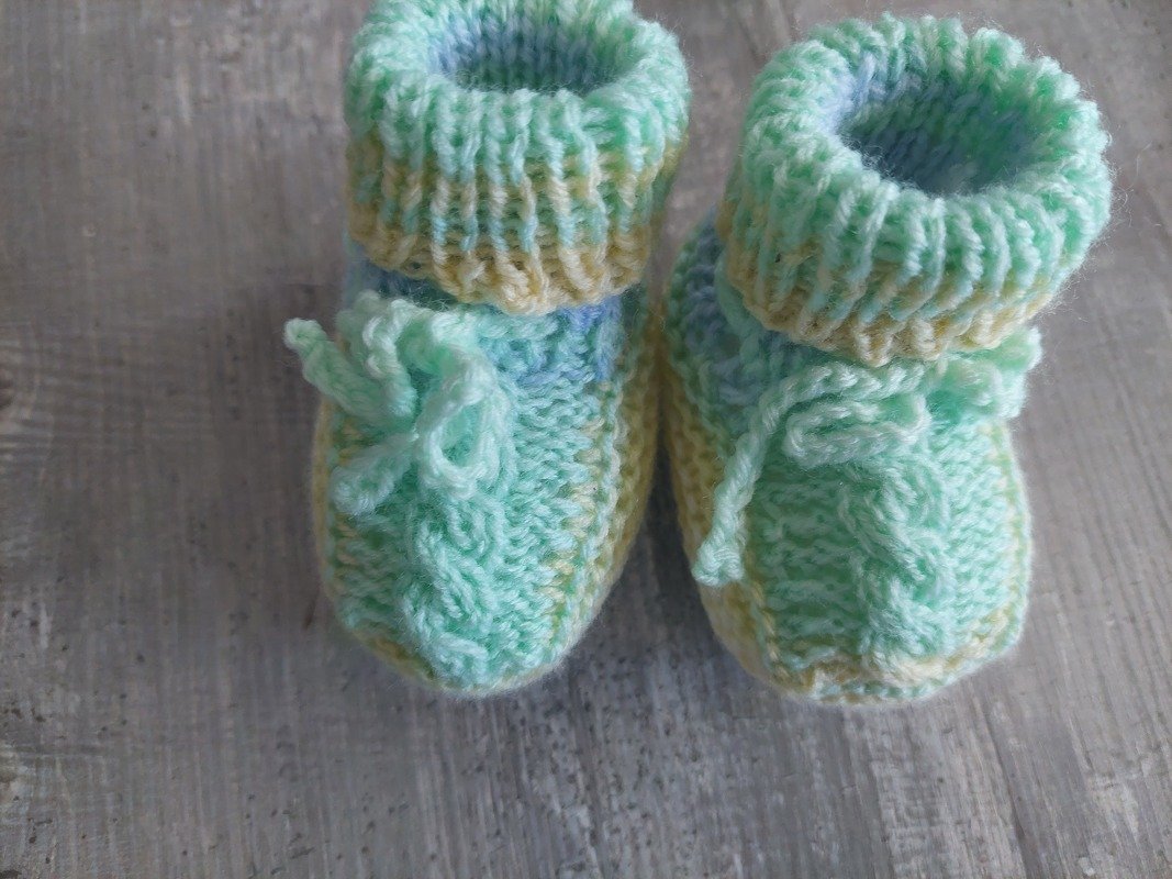 Strickanleitung Babyschuhe mit einem kleinen Zopf in der Mitte!