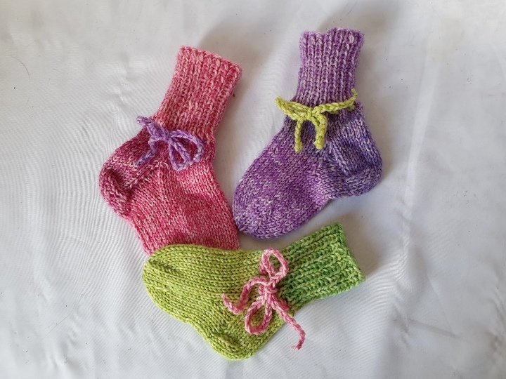 Strickanleitung Baby-Socken in 3 Größen aus 6-fach-Sockenwolle   #301