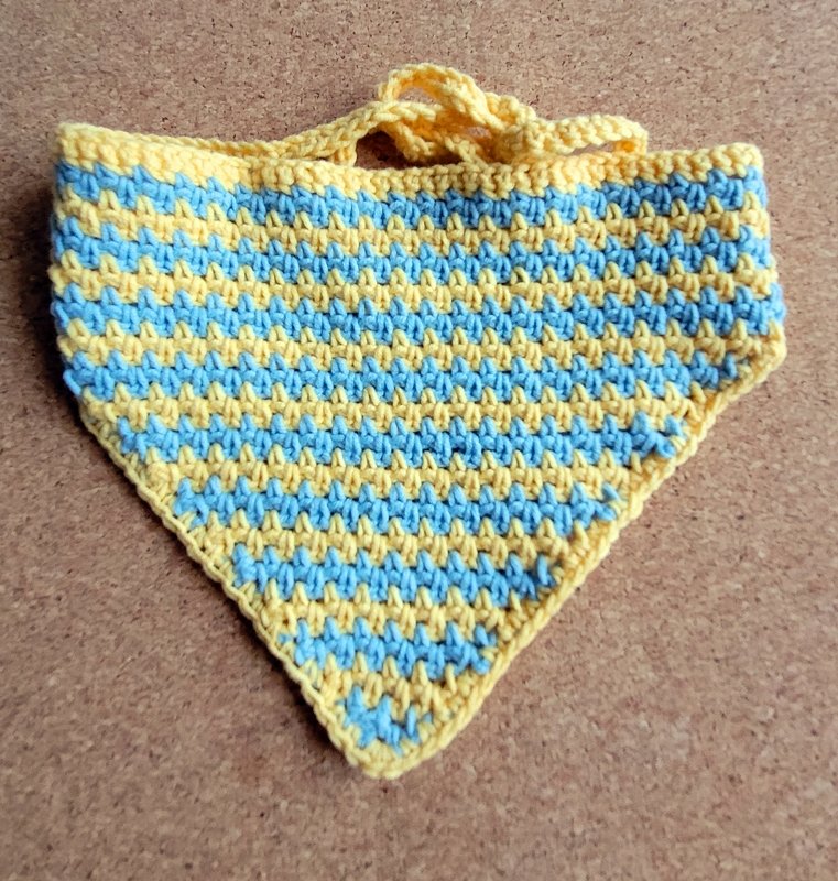 Gehäkeltes Baby-Halstuch in Gelb und Hellblau mit horizontalen Streifen und Bindebändern