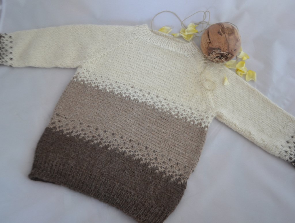 Raglan-Kinderpullover in Creme bis Braun mit Punkteinsatz an Übergängen und Rippenbund