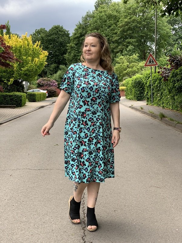 Zyane Kleid-Tunika-Shirt-Top mit asymmetrischen Falten im Vorderteil