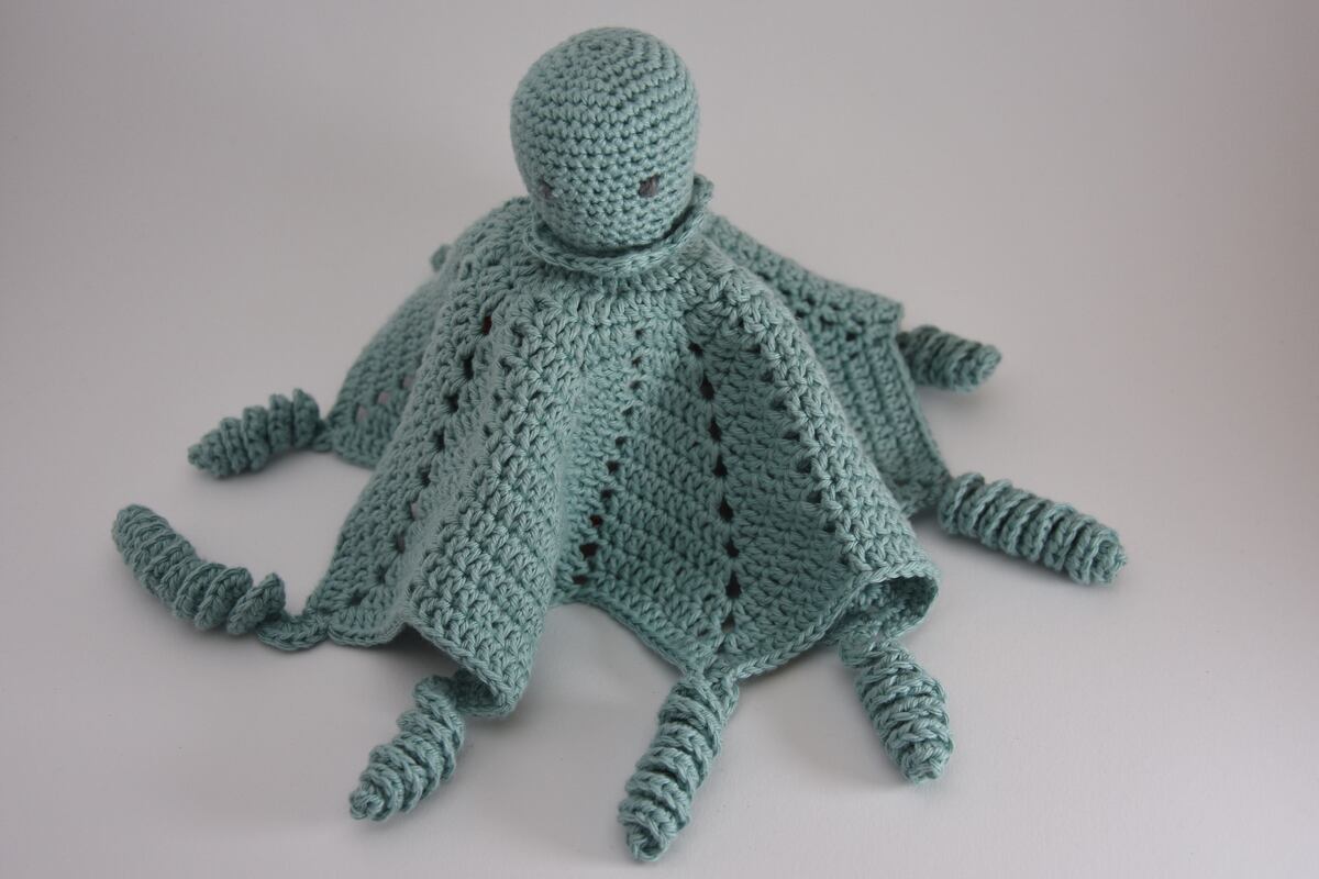 Oktopus‑Schmusetuch gehäkelt mit sichtbaren Maschenreihen und spiraligen Tentakeln