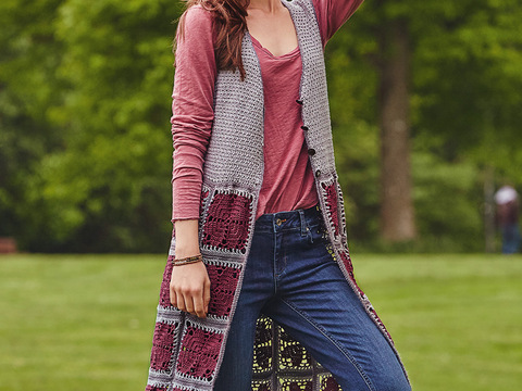 Weste mit schmalem, schlichtem Oberteil und Rockteil mit Granny-Squares