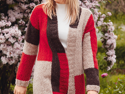 Jacke mit Farbflächen in Knooking-Technik