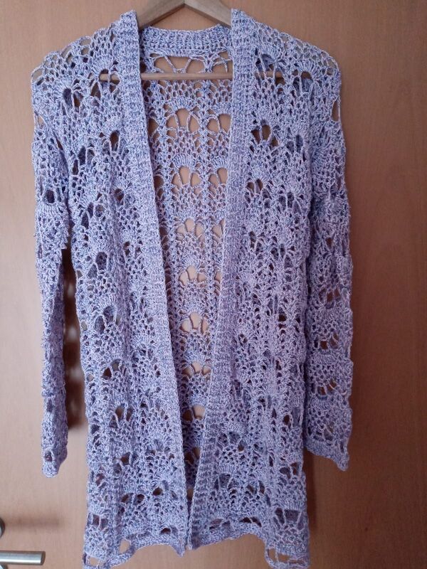 Fliederfarbene Häkeljacke mit Ajourmuster und offener Front an Kleiderbügel
