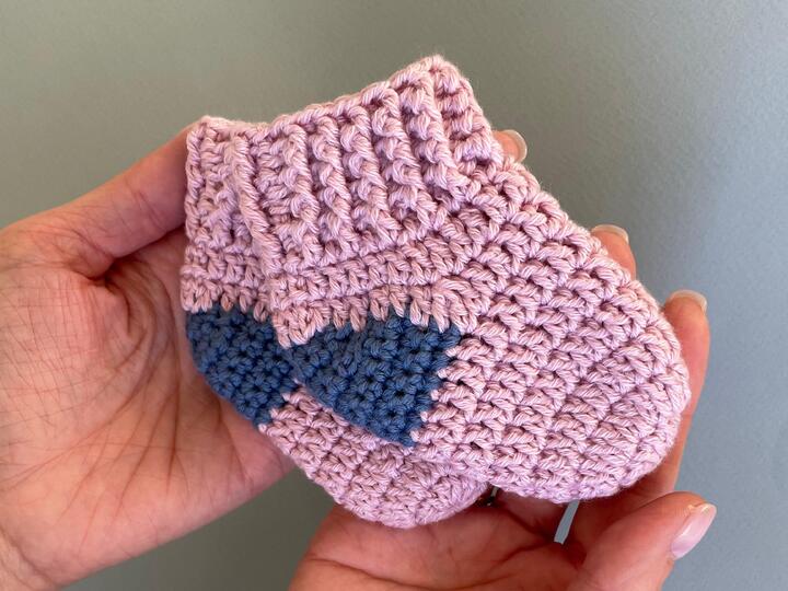 Cute socks for baby 0-3 months, crochet pattern for beginners