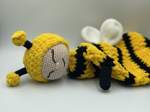 Crochet Pattern - Comforter Bee (Cuddly Bee)