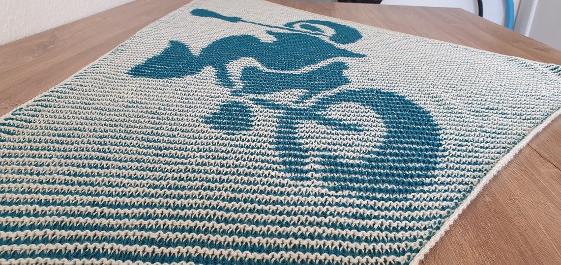 Hexe auf Motorrad, Schattenstricken, Illusionsstricken, Motivtuch