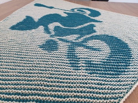 Hexe auf Motorrad, Schattenstricken, Illusionsstricken, Motivtuch