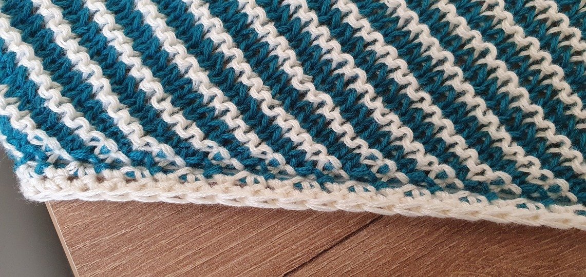 Hexe auf Motorrad, Schattenstricken, Illusionsstricken, Motivtuch