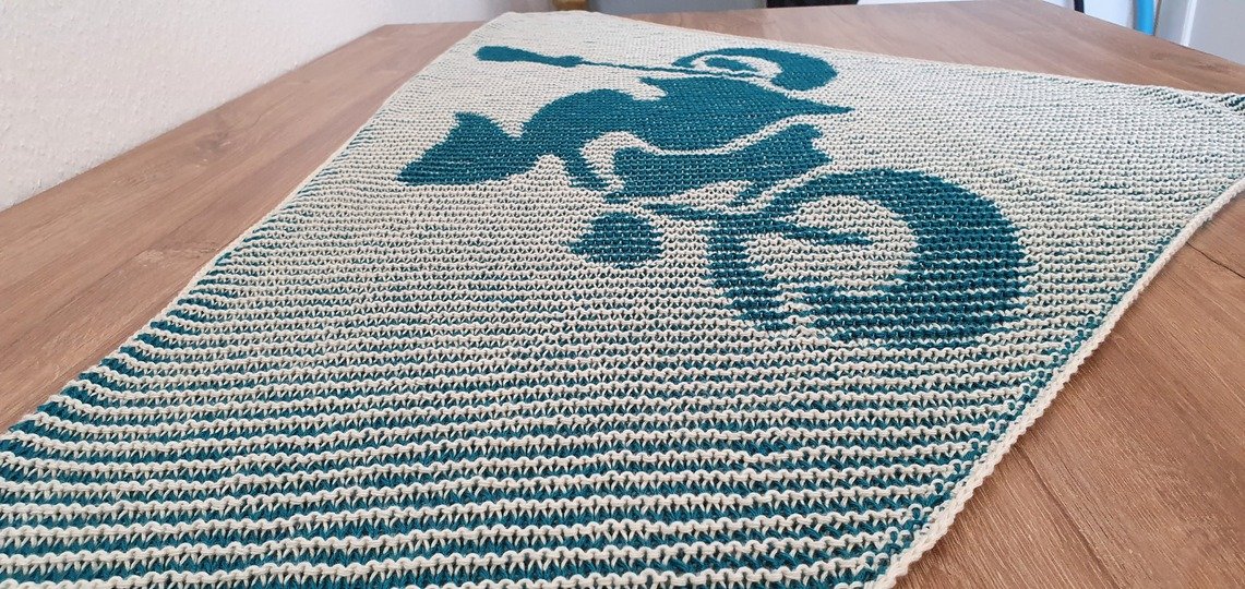 Hexe auf Motorrad, Schattenstricken, Illusionsstricken, Motivtuch