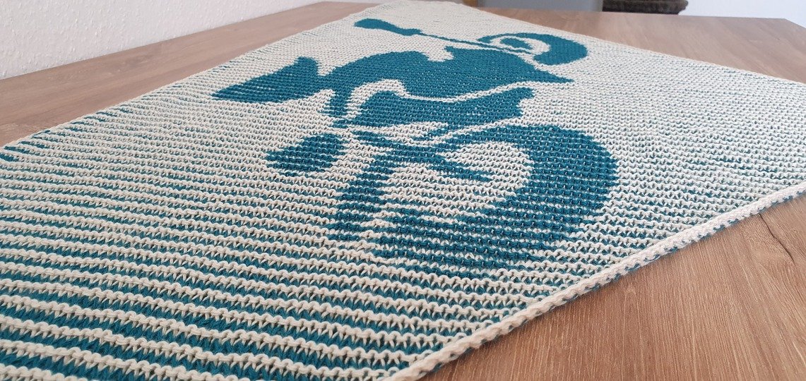 Hexe auf Motorrad, Schattenstricken, Illusionsstricken, Motivtuch