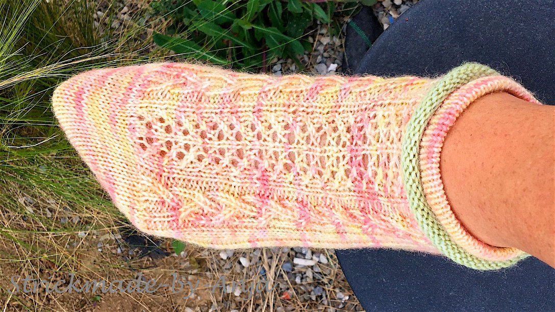 Handgestrickte pastellfarbene Knöchelsocke mit Ajourmuster und umgeschlagenem Bündchen