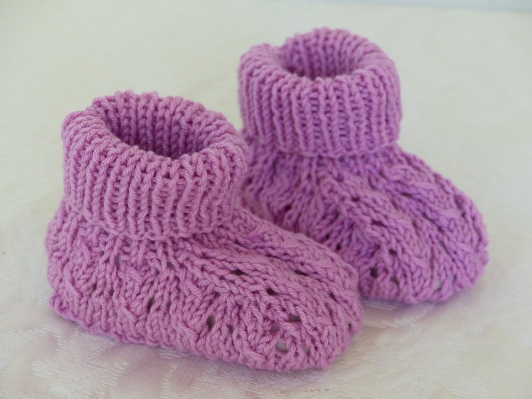 Paar fliederfarbener gestrickter Babyschuhe mit Umschlagbündchen und Ajourmuster