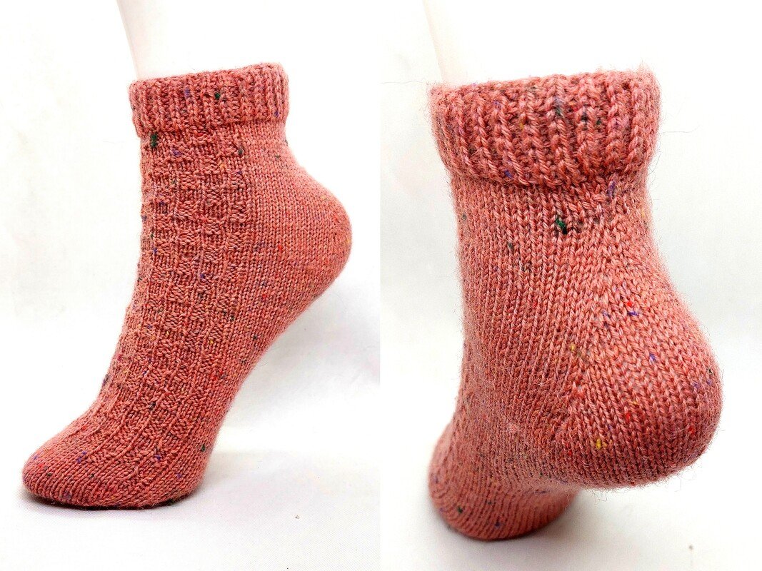 Handgestrickte Kurzsocke in Rosé mit Tweedgarn und Strukturmuster, von zwei Seiten gezeigt, auf weißem Hintergrund