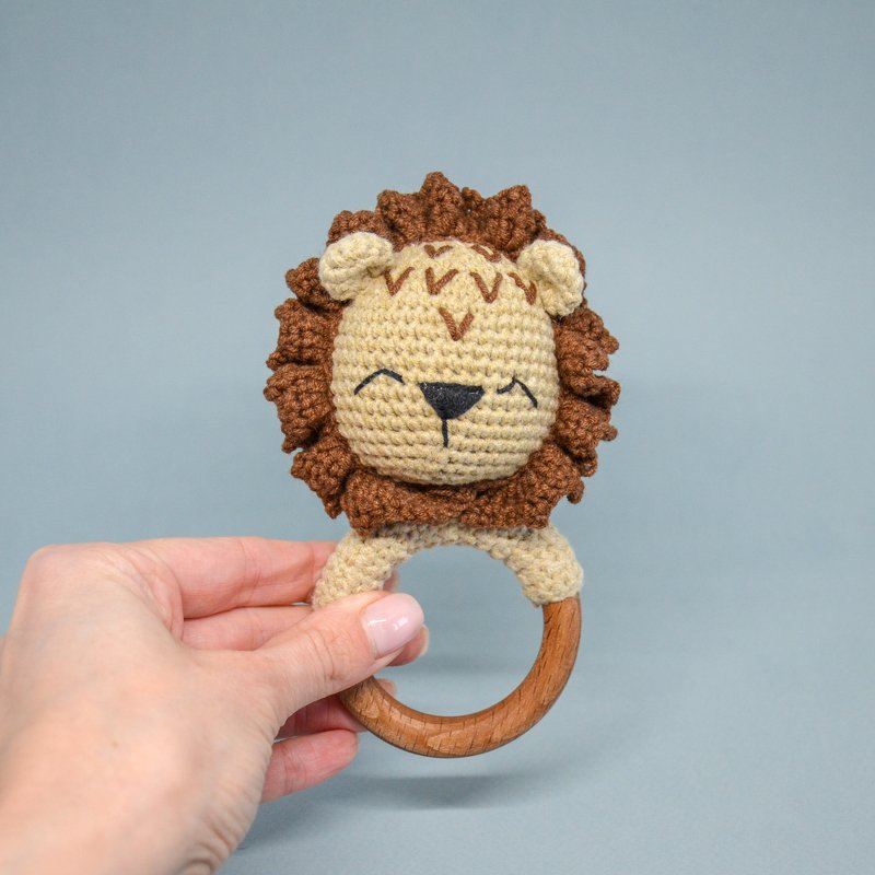 Amigurumi crochet pattern, lion rattle toy, zodiac leo gift, baby teether - Image 3