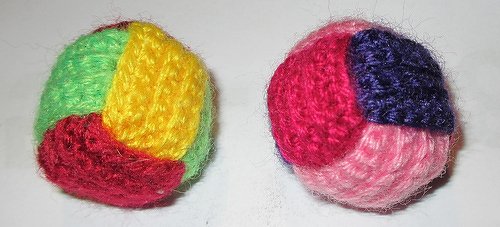 Zwei schnell gehäkelte Mini-Kugeln aus farbigen Segmenten
