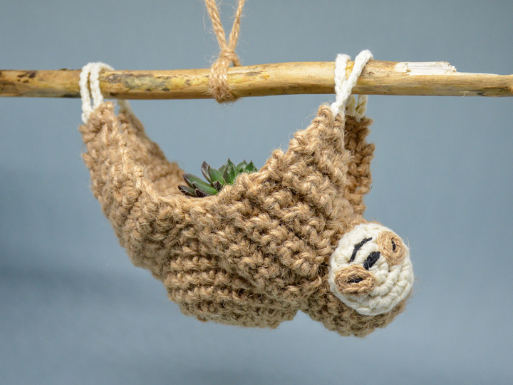 Hanging sloth plant holder, wall jute hanger, easy crochet pattern