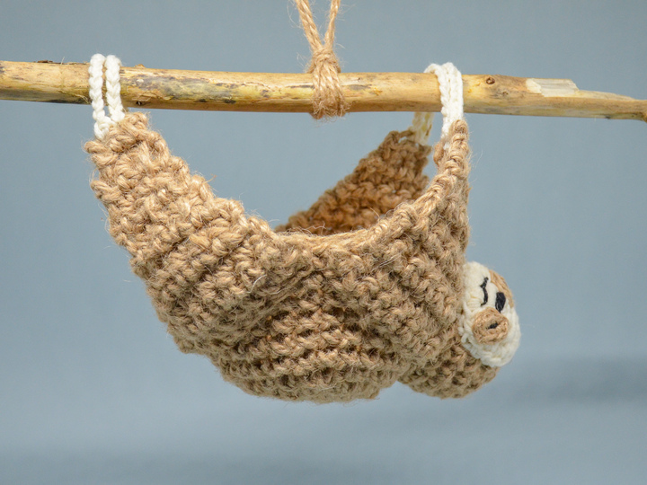 Hanging sloth plant holder, wall jute hanger, easy crochet pattern