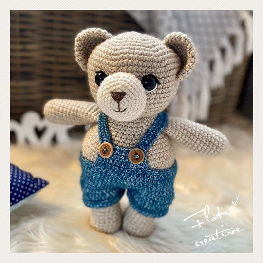 Teddy Fiete mit Latzhose, Häkelanleitung , Amigurumi, DIY