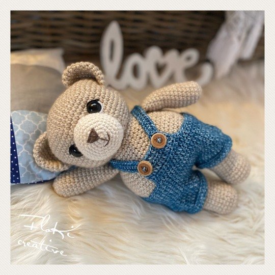 Teddy Fiete mit Latzhose, Häkelanleitung , Amigurumi, DIY