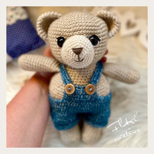 Teddy Fiete mit Latzhose, Häkelanleitung , Amigurumi, DIY