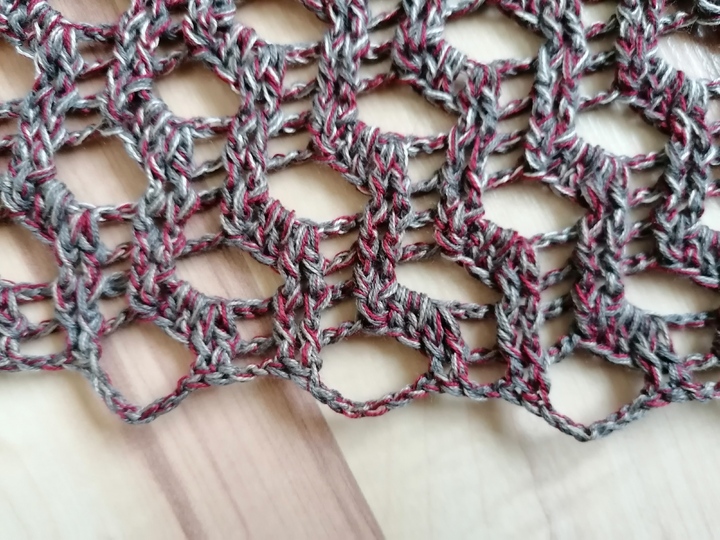 Triangular scarf „Tyana BE“ – crochet pattern