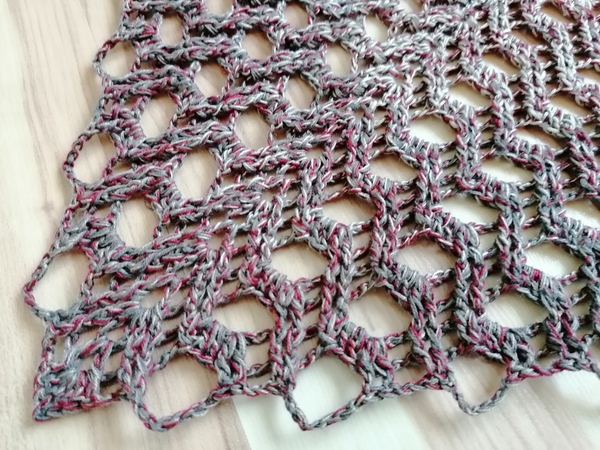Triangular scarf „Tyana BE“ – crochet pattern