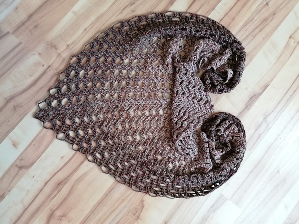 Triangular scarf „Tyana BE“ – crochet pattern