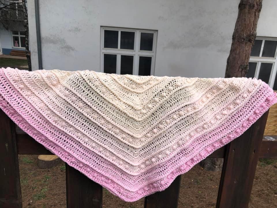 Gehäkeltes Dreieckstuch mit Farbverlauf von Beige zu Rosa und Noppenmuster