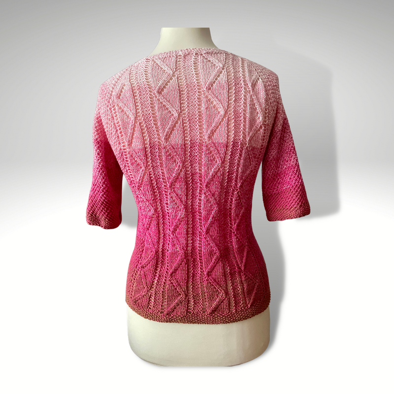 Rückenansicht gestrickter Kurzarm-Pullover in Rosa mit vertikalem Zopfmuster