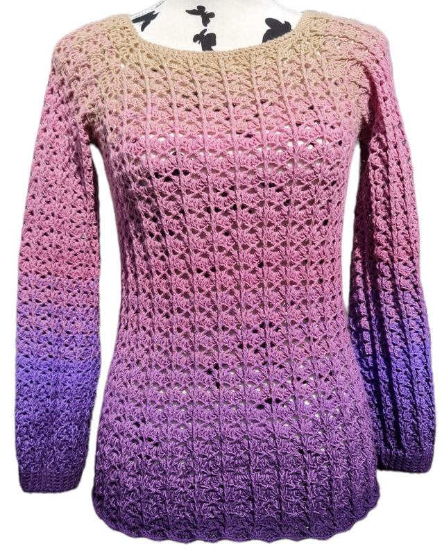 Gehäkelter Damenpullover mit Ombré-Verlauf von Beige zu Violett, offenem Lochmuster und weitem Rundhalsausschnitt