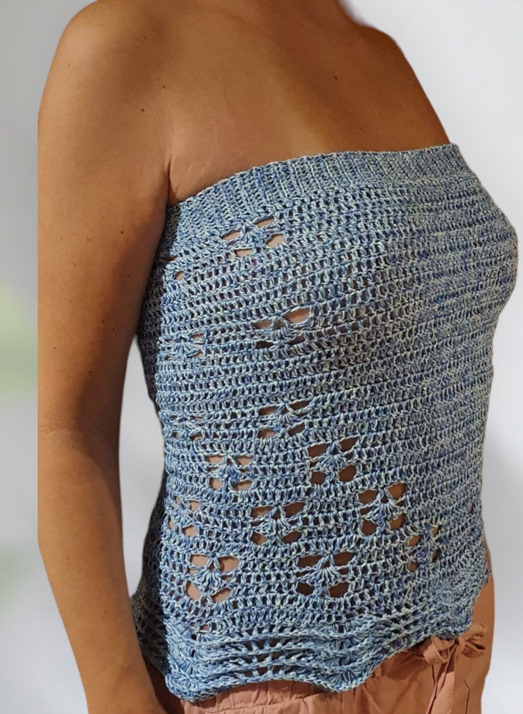 Trägerloses gehäkeltes Bandeau-Top in Hellblau mit Lochmuster