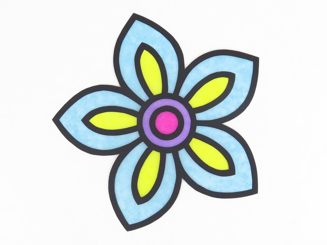 Fünfblättrige Schablone einer Papierblume in Hellblau, Gelb, Violett und Pink mit schwarzer Kontur