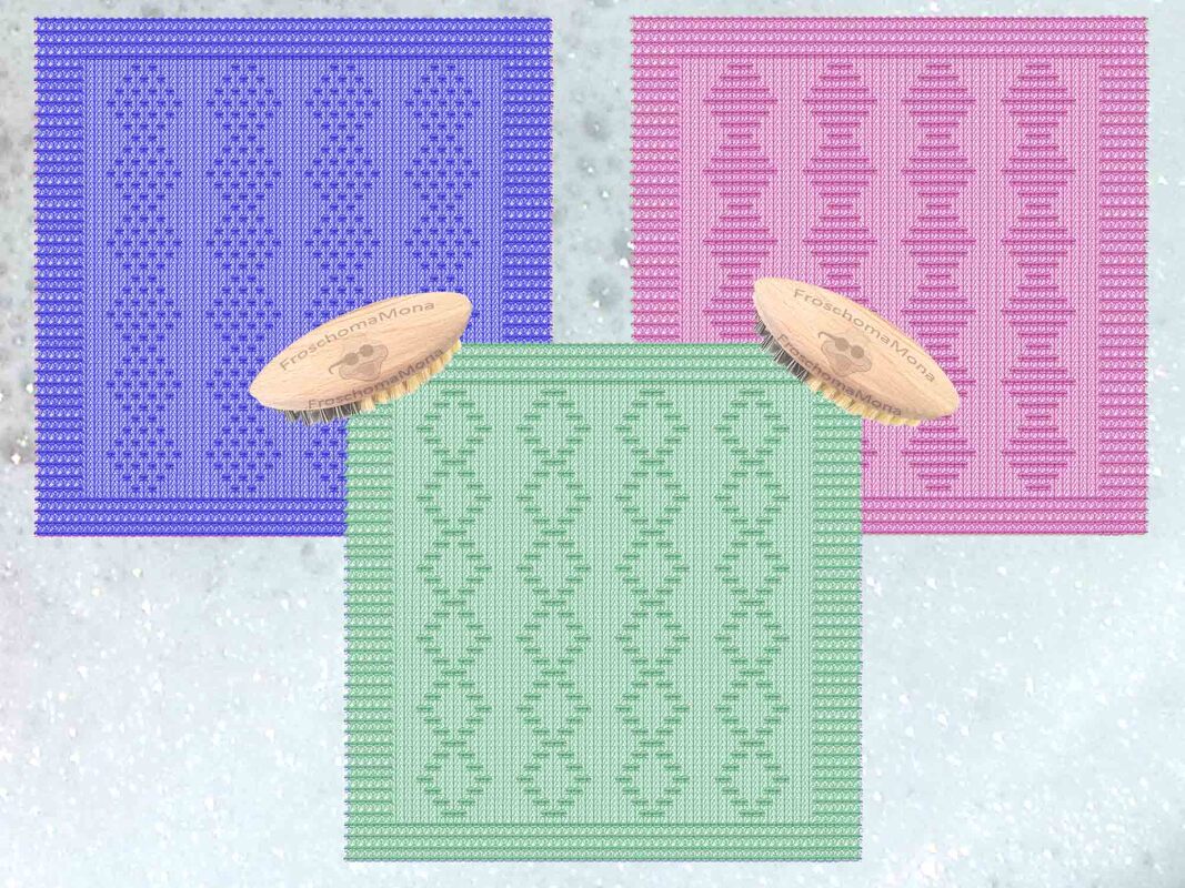 Drei quadratische gestrickte Spültücher in Blau, Rosa und Mint mit geometrischem Strukturmuster und zwei runden Holzbürsten