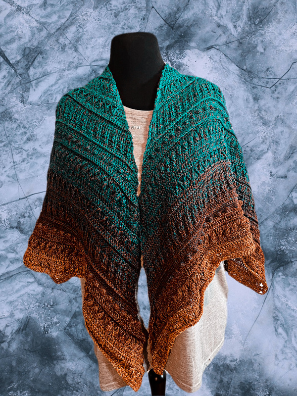 Gehäkeltes Dreieckstuch in Petrol und Rostbraun auf einer Schneiderpuppe