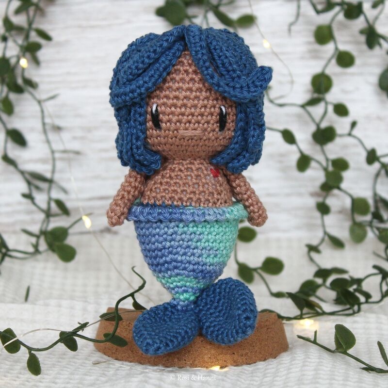 Amigurumi-Meerjungfrau mit blauem Haar und farbverlaufener Schwanzflosse