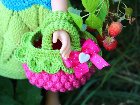 Häkelanleitung für Puppen Himbeertasche