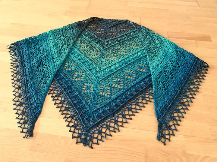 Crochet Pattern Triangular Scarf "Leukone"