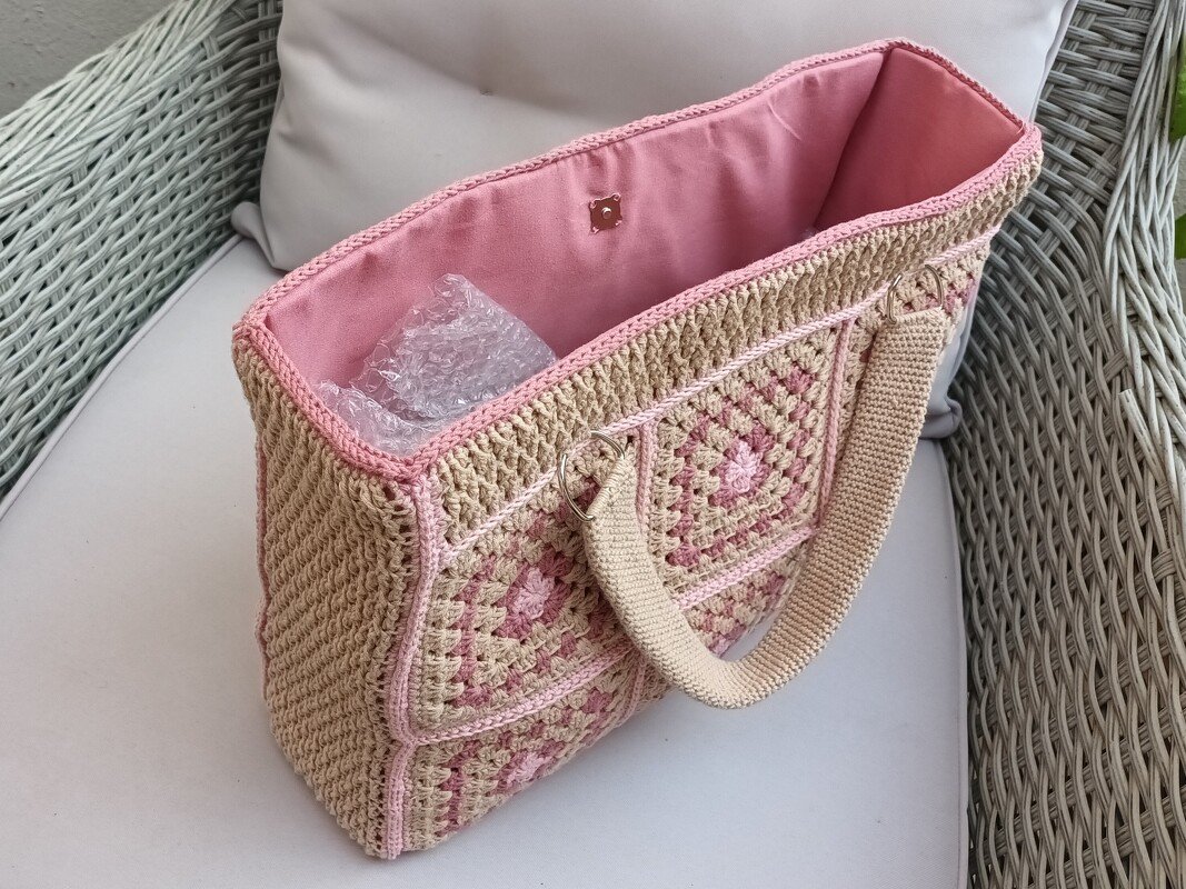 Gehäkelte Henkeltasche beige und rosé mit rosa Stofffutter und Magnetverschluss, Draufsicht