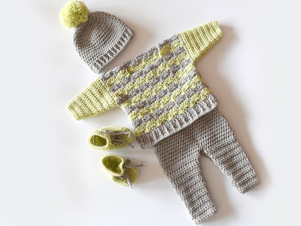 Gehäkeltes Babykleidungs-Set mit Bommelmütze, Pullover, Hose und Schuhchen in Grau und Hellgrün