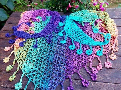 Tunis - sommerlich romantisches Dreieckstuch - flach oder asymmetrisch