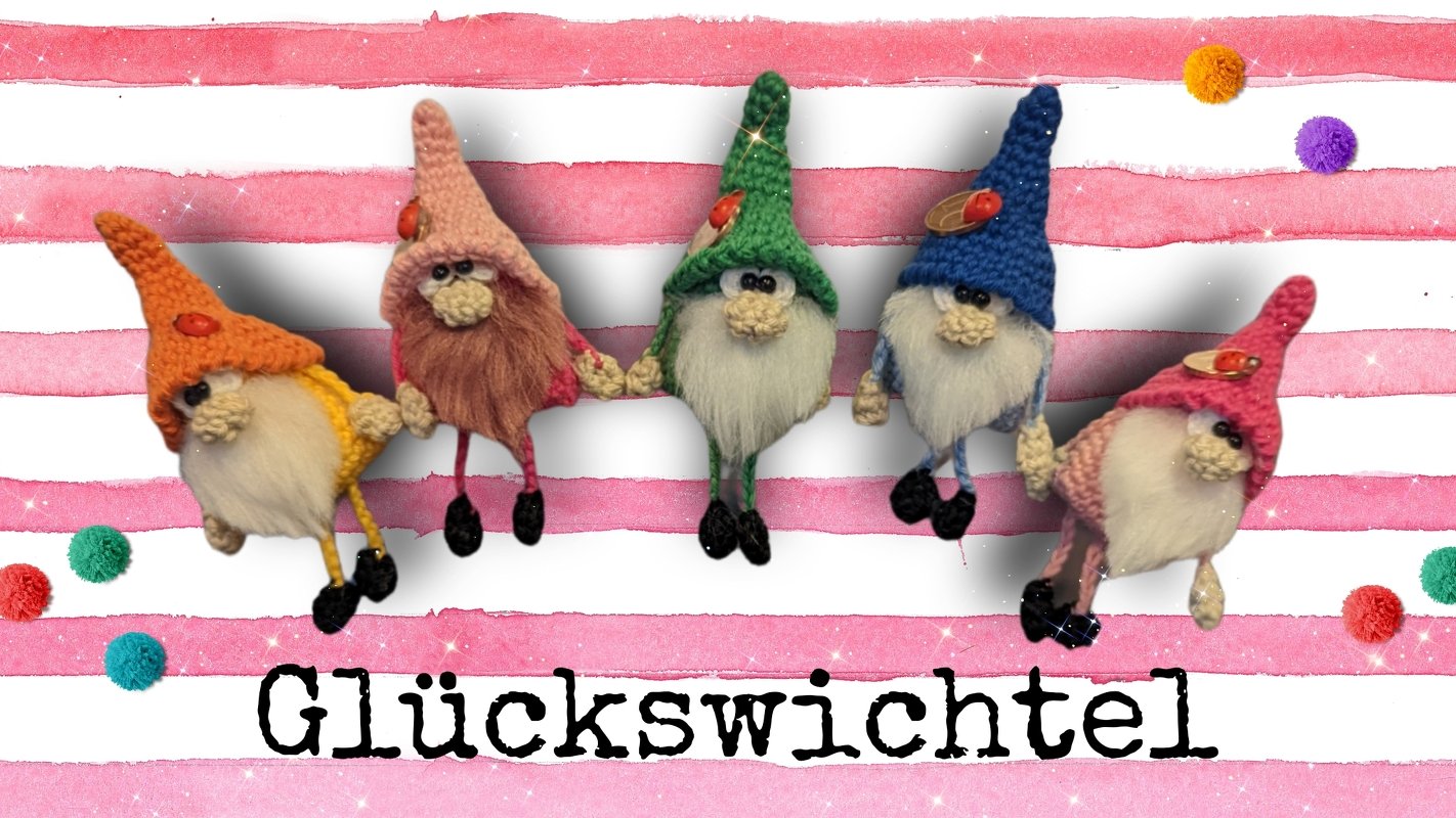 Fünf bunte gehäkelte Wichtel mit spitzen Hüten und Bärten vor gestreiftem Hintergrund