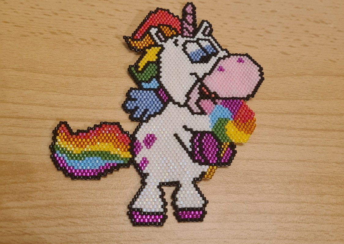 großes zuckersüßes Einhorn / Anhänger aus Perlen