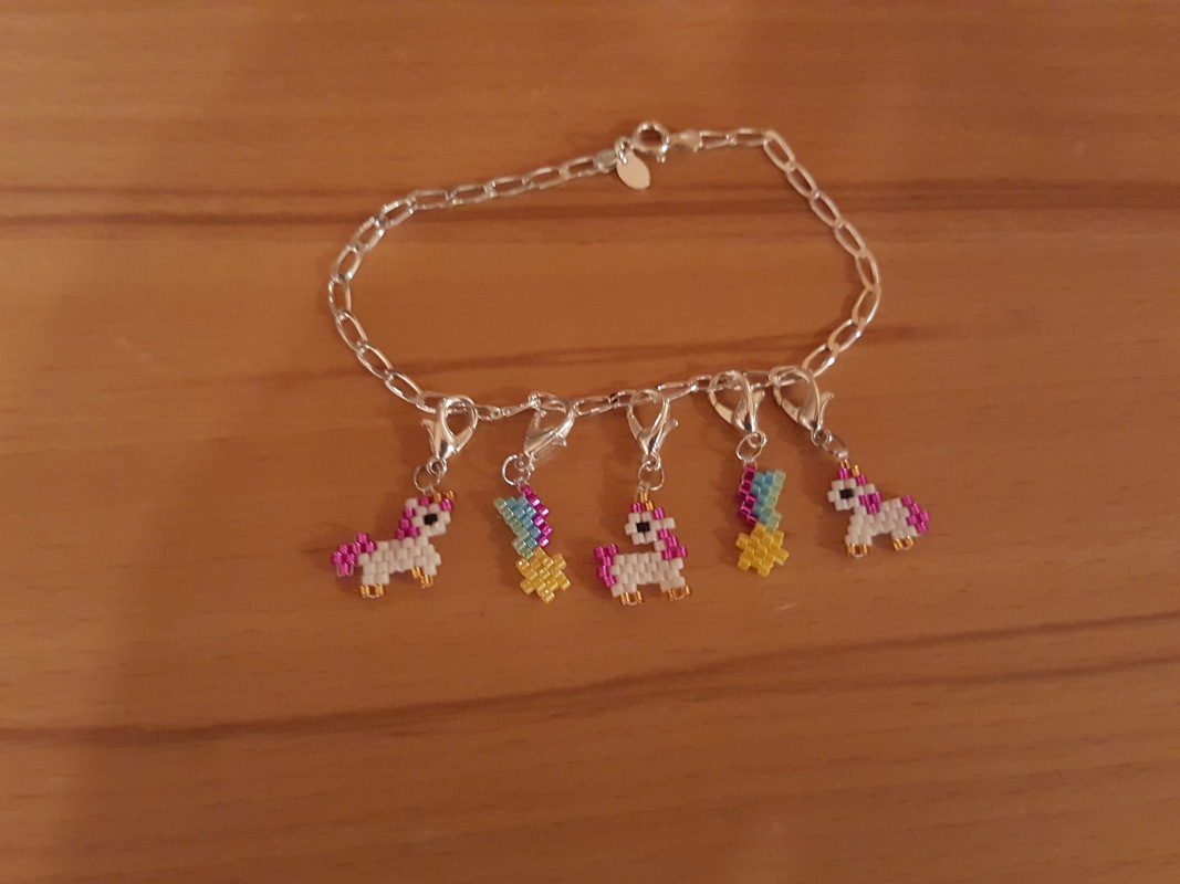 zuckersüße Mini Einhorn Charms / Anhänger aus Perlen
