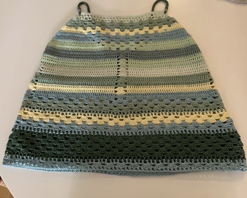 Mehrfarbiges gehäkeltes Damen-Top mit blauen, grünen und gelben Streifen und schmalen Trägern