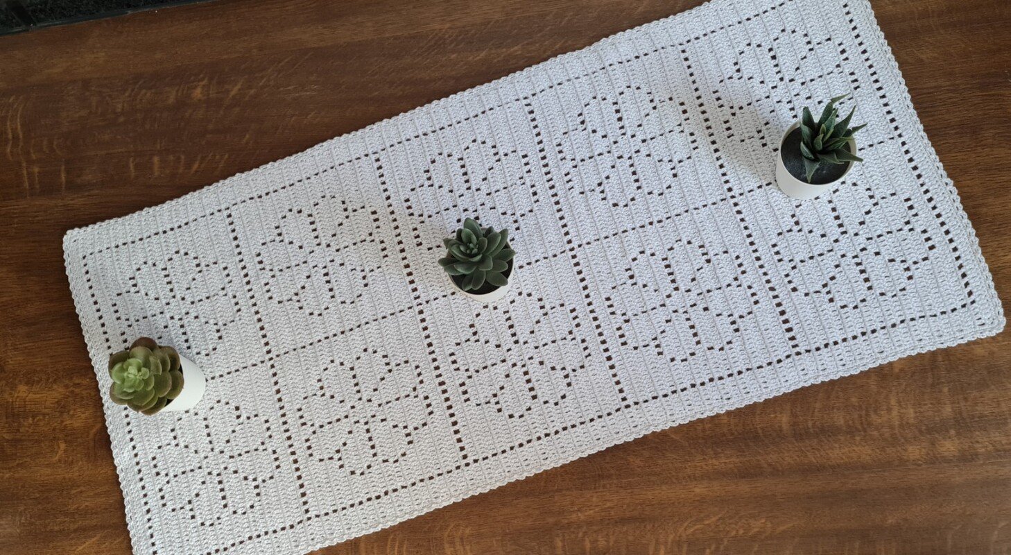 Häkeln / Tischläufer "Flowers in the Garden"