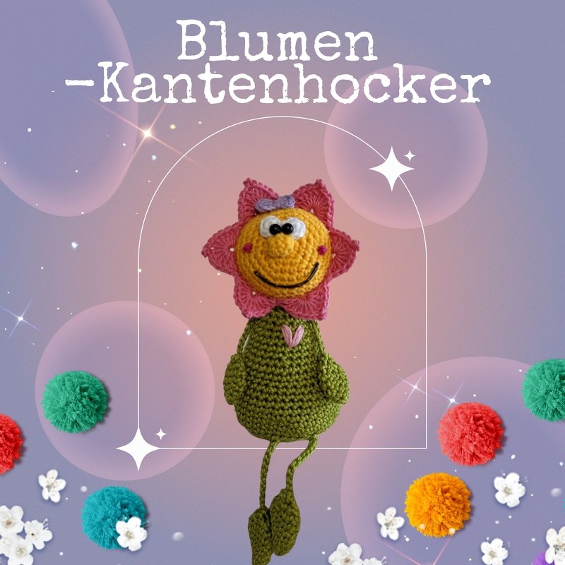 Gehäkelte Blumen-Amigurumi mit gelbem Gesicht, rosa Blütenblättern und grünem Körper als Kantenhocker