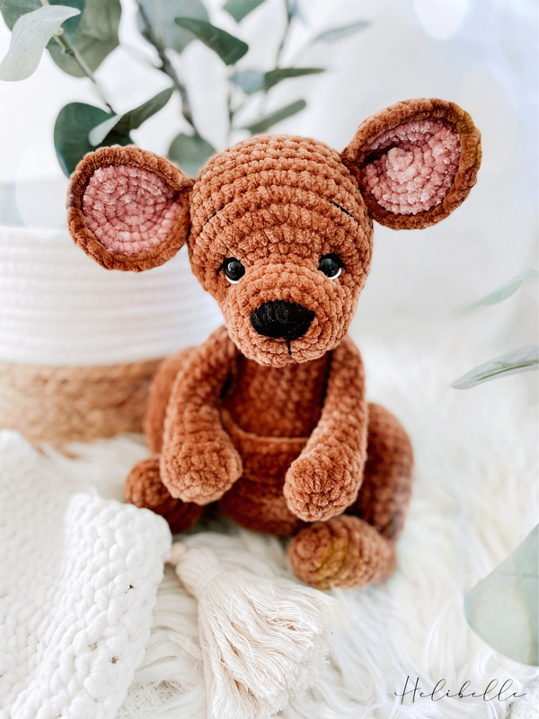 Braunes gehäkeltes Känguru Amigurumi aus Flauschgarn mit rosa Ohren und Beutel